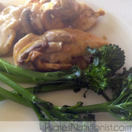 překvapivě chutné kuře s brokolicí a houbovou smetanovou omáčkou